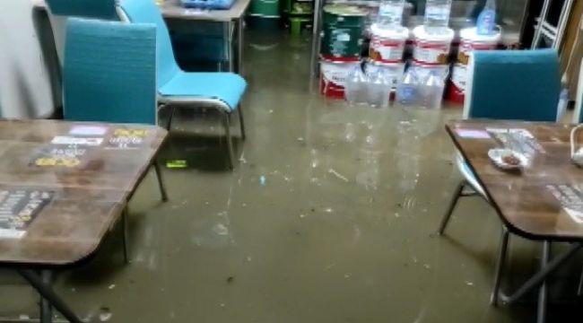 Yarım saat yağmur yağdı, cadde ve iş yerleri sular altında