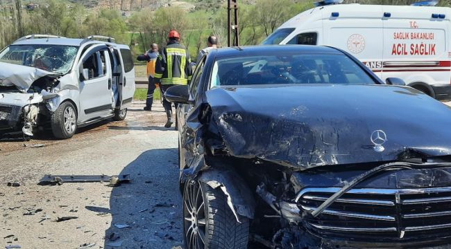 Amasya'da iki araç kafa kafaya çarpıştı