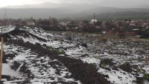 Bir anda yağan dolu etrafı beyaza bürüdü