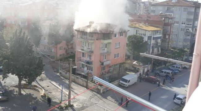 Çatısını alevlerin kapladığı binada korku dolu anlar yaşandı