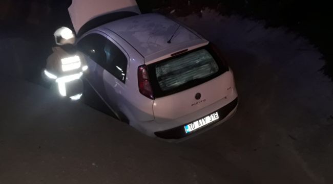Direksiyon hakimiyetini kaybetti yağmur kanalına düştü