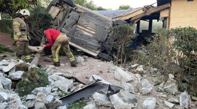 Feci kaza: Otomobil kafenin bahçesine uçtu