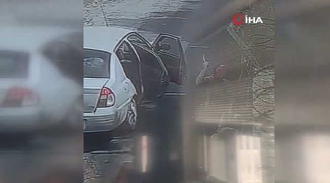 Husumetlisini sokak ortasında bıçaklayıp darp etti