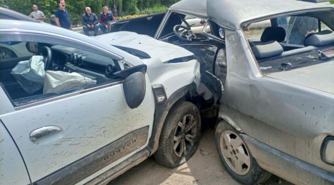 İzmir'de iki otomobil kafa kafaya çarpıştı
