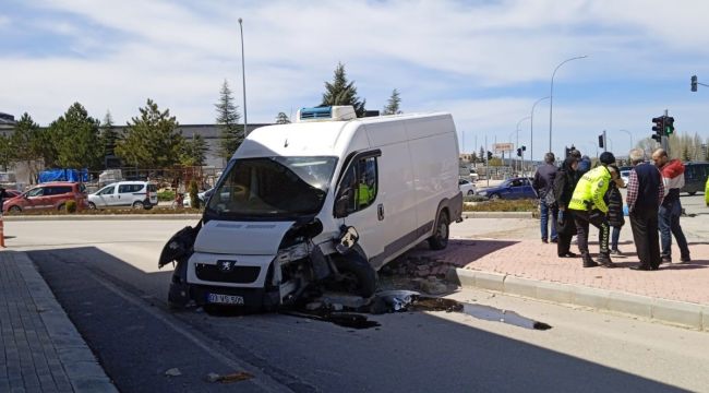 Kamyonet cami avlusuna metreler kala kaldırıma çarparak durabildi