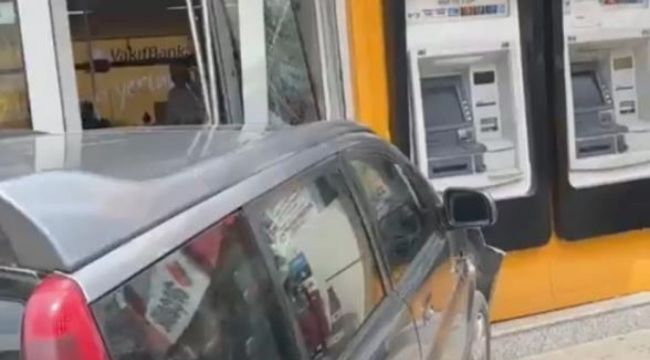 Kontrolden çıkan otomobilin banka şubesine girdi