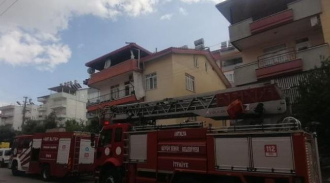 Manavgat'ta 3 katlı binanın çatısında çıkan baca yangını korkuttu