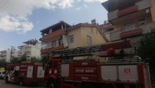 Manavgat'ta 3 katlı binanın çatısında çıkan baca yangını korkuttu