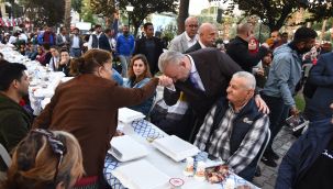 Menemenlilere Kadir Gecesi'nde dev iftar sofrası kuruldu