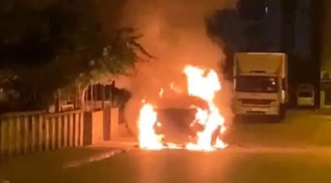 Park halindeki otomobil bir anda patladı
