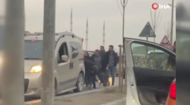 Trafikte tartışan iki grup tekme tokat birbirine girdi