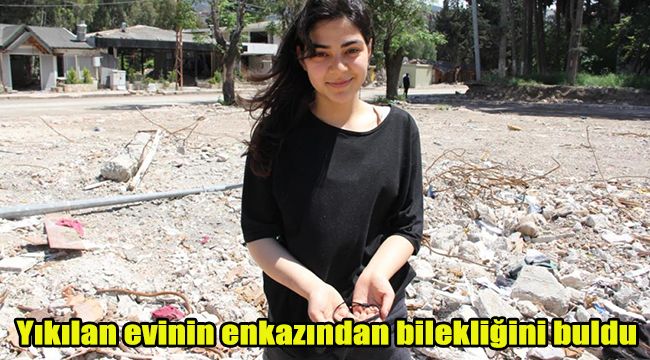 Yıkılan evinin enkazından bilekliğini buldu