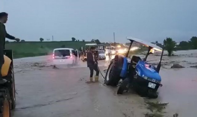 15 dakikalık yağış Vezirköprü'de hayatı felç etti