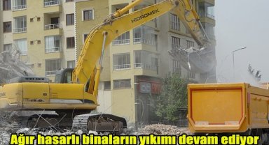 Ağır hasarlı binaların yıkımı devam ediyor