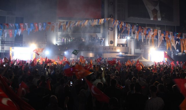 AK Parti İzmir’den seçim kutlaması