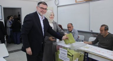 AK Partili Saygılı annesinin elini öpüp, oyunu kullandı