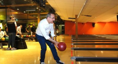 AK Partili Sürekli Karşıyakalı gençlerle bowlingde ter attı