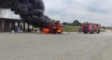 Alev alan minibüs demir yığınına döndü