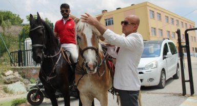 Atlarına binip oy kullanmaya gittiler