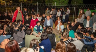 Başkan Soyer çadır kampta gençleri ziyaret etti