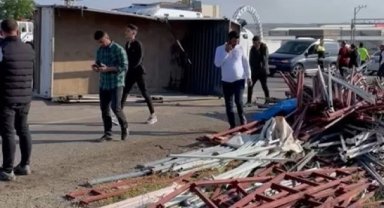 Batman'da inşaat malzemesi yüklü kamyon devrildi