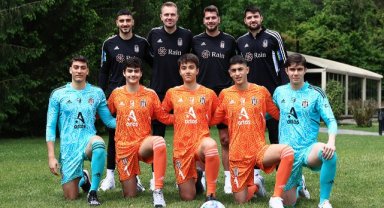 Beşiktaş'ta genç kaleciler, A takım eldivenleri ile buluştu