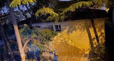 Beyoğlu'nda istinat duvarı çöktü, 3 bina boşaltıldı