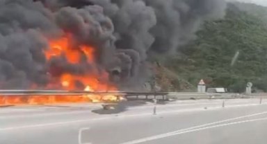 Boya yüklü tır alev alev yandı