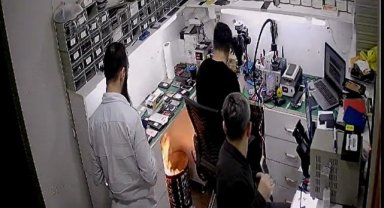 Çöpe atılan cep telefonu bataryası bomba gibi patladı