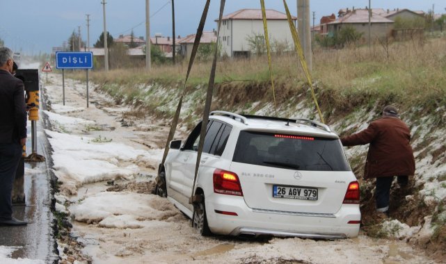 Dolu yağışından dolayı kayan otomobil su kanalına düştü