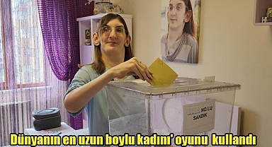 Dünyanın en uzun boylu kadını oyunu evinde kullandı