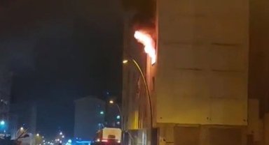 Elazığ'da ağır hasarlı binada yangın