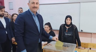 Eski Adalet Bakanı Gül, oyunu Gaziantep'te kullandı