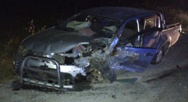 Feci kaza: İki araç kafa kafaya çarpıştı