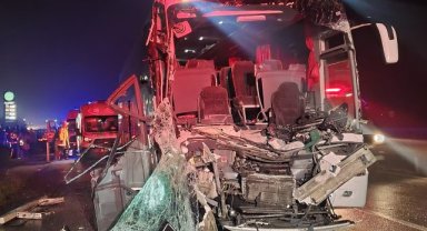 Feci kaza: Otobüs tıra arkadan çarptı