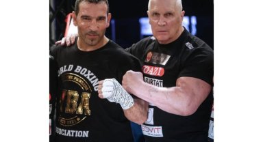 Fırat Arslan nakavtla kazandı