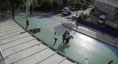 Gençlerin sokak ortasında kavgası pes dedirtti