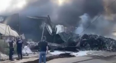 Geri dönüşüm tesisinde yangın: Gökyüzü siyaha büründü