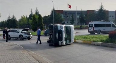İşçileri taşıyan minibüs devrildi