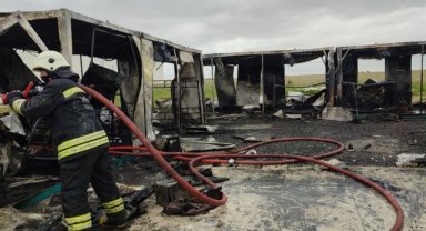 İşçilerin kaldığı konteyner evler alev alev yandı