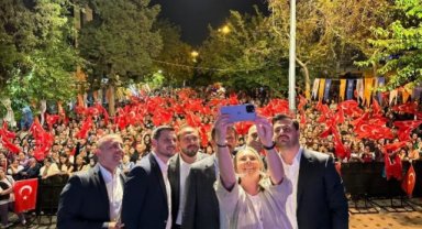 İzmir'de AK Parti'den miting havasında konser