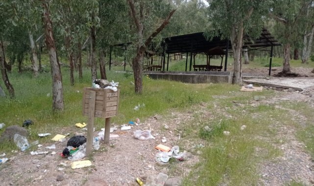 İzmir'de çocuk ormanının sorumsuz ziyaretçileri alanı çöp içinde bırakıyor