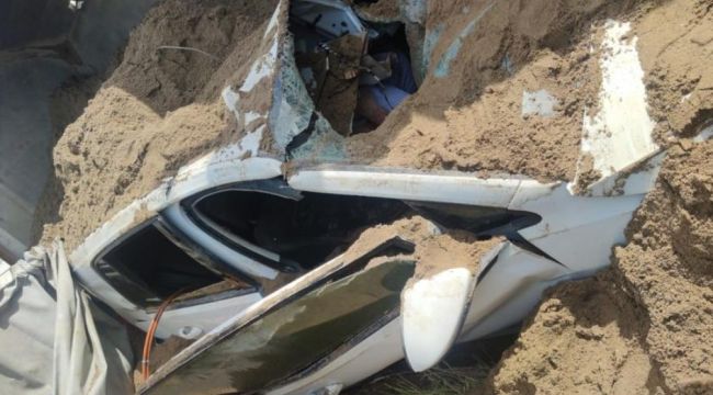 İzmir'de feci kaza: Kamyon otomobilin üzerine devrildi