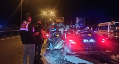 İzmir'de feci kaza: Otomobil tıra ok gibi saplandı