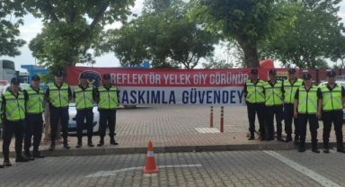 İzmir'de jandarma ekipleri 300 reflektif yelek dağıttı