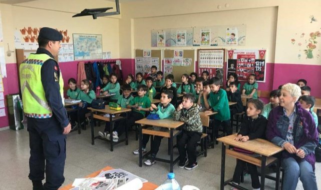 İzmir'de jandarma öğrencilere trafik eğitimi verdi