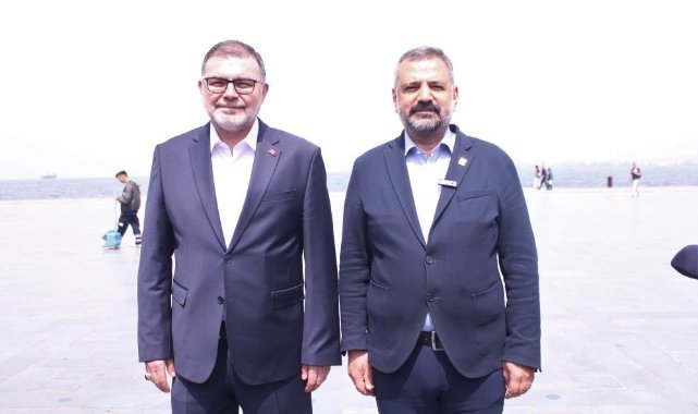İzmir'deki taşlı-sopalı olayın ardından AK Parti ve CHP'li başkanlar sarılarak poz verdi
