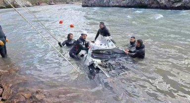 İzmir’den giden dalgıçlar Munzur Çayı’nda kaybolan 3 kişiyi arıyor