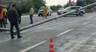 Kamyonun çarptığı trafik direği devrildi: 1 yaralı