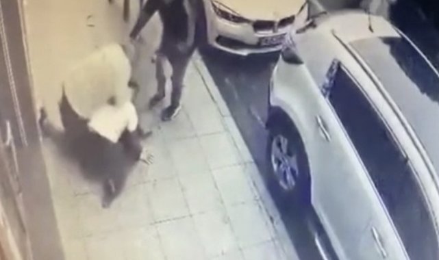 Kitabevinde dehşet anları: Müşterileri rahatsız edip para isteyen genci önce dövdü, sonra vurdu